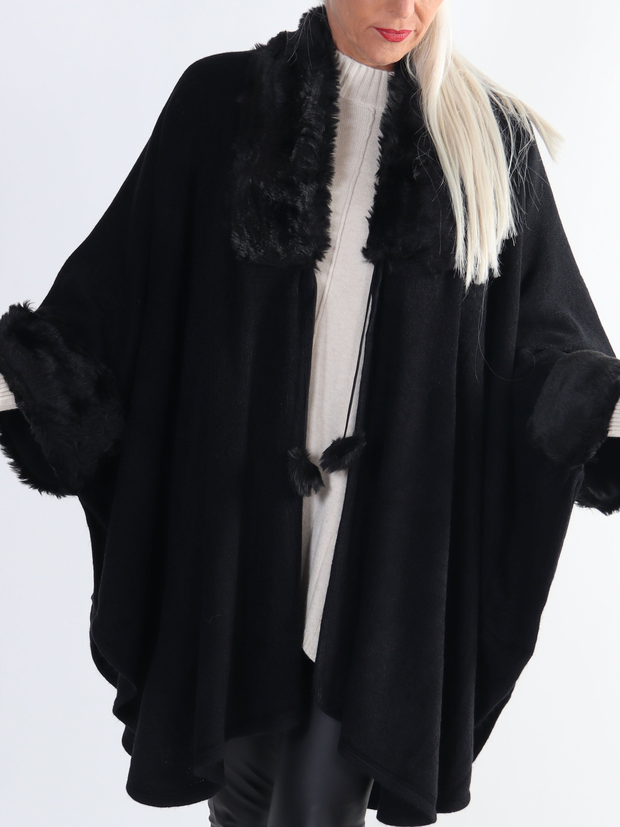 Manon - Plus size strikponcho med faux fur pelskant